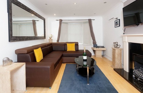 Stanley Apartment | 4 BEDROOMS. HUGE HOUSE. 7 BEDS. EVERYTHING NEW