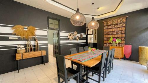 Gedongkiwo Villa | 4 bedrooms villa at city Center
