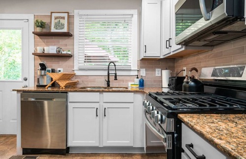 Belvedere Park House | 4 Beds 2 King Pet Friendly Serene Retreat