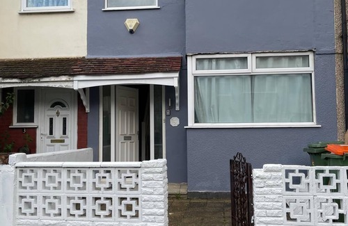 Custom House House | 4 Beds, Sleeps 15, Near Lcy Airport & Excel London