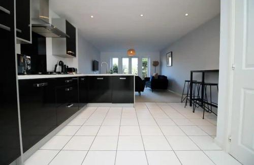 Magor House | 4 BR | Free Parking | Garden