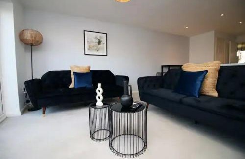 Magor House | 4 BR | Free Parking | Garden