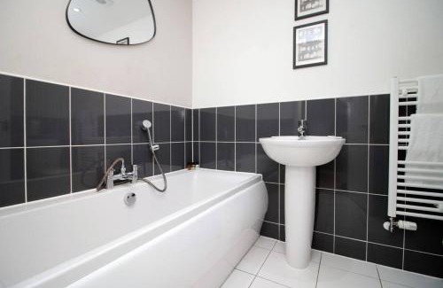 Magor House | 4 BR | Free Parking | Garden