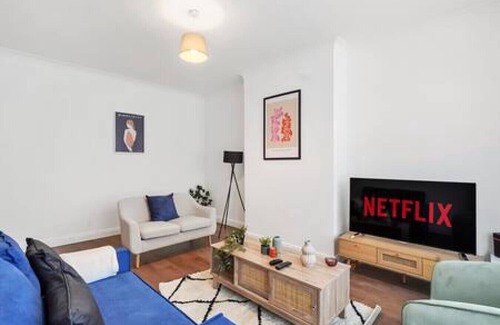 Brondesbury Park House | 4 BR House/Free Parking/5mins Walk To Kensal Rise