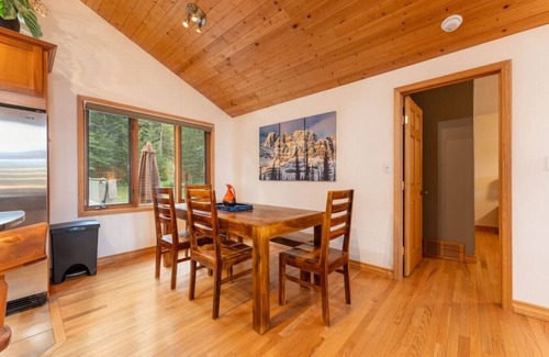 Jasper East House | 4 Br Mountain Chalet | PRIVATE Pool/Hot Tub |2-min DRIVE to Jasper National Park