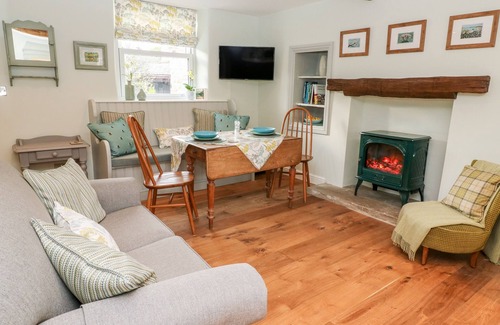 Barnoldswick Cottage | 4 CASTLE VIEW, pet friendly in Barnoldswick