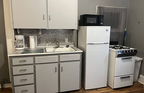 Flint Apartment | #4 Cultural Center Apartment Downtown Flint