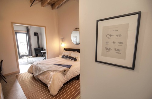 Astoria Hotel | 4 Luxe Trolley View King Room at Bowline Hotel, Pet-friendly