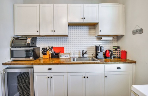 Bethel Apartment | 4 Mi to Danbury: Apt w/Indoor Pool Access
