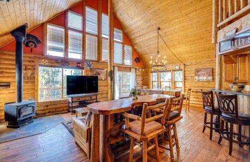 Florissant House | 4 Mi to Fossil Beds Private Log Cabin on 3 Acres