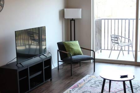Ames Apartment | 4 mi to Jack Thrice Stadium + hot tub