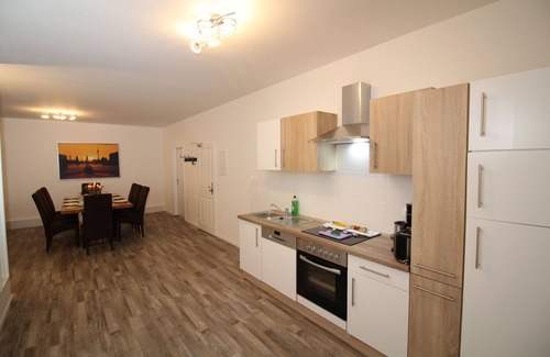 Tempelhof-Schoeneberg Apartment | 4 rooms, up to 13 persons, luxurious furnishings, "Freesia"