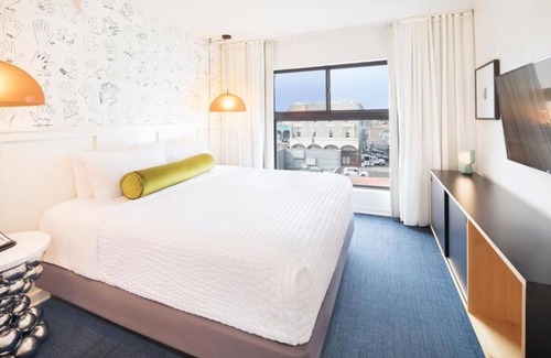 Venice Hotel | 4 Scenic Rooms w/ Balcony | Rooftop | Free Breakfast | Steps to Venice Fun