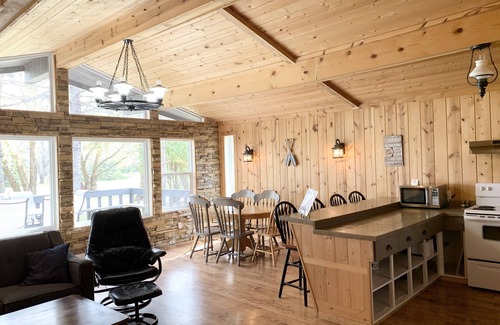 New Bothwell Cottage | 4 Season Lakefront Cabin For Rent - Saint Malo