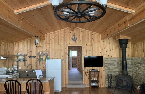 New Bothwell Cottage | 4 Season Lakefront Cabin For Rent - Saint Malo