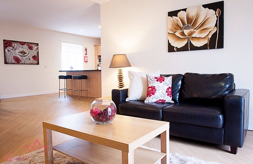 Hartlepool Apartment | 4 star apartment. Step out into fresh sea air & panoramic views of the harbour.
