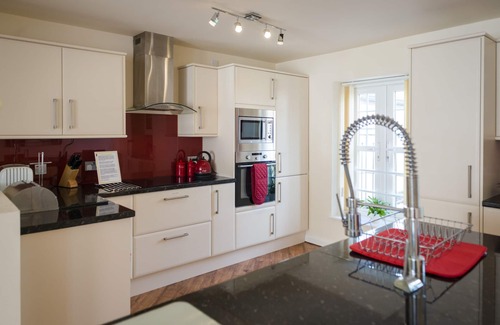 Cromer House | 4 Star Gold, Beautiful 2 bedroomed Duplex, with decked courtyard