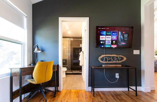 Santa Ana Apartment | 400mbps Internet with Parking, AC and 65inch 4kTV only 5miles to Disney