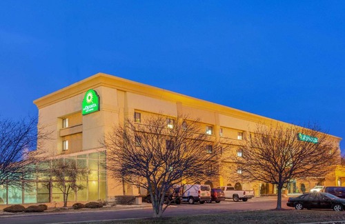 Tinley Park Hotel | 42 mΒ² Hotel β 127 guests