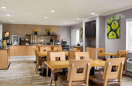Tinley Park Hotel | 42 mΒ² Hotel β 127 guests