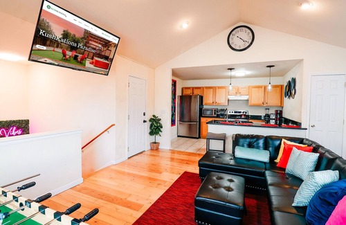 Berkley House | 420 PS5 Hottub Arcade Theater PoolTablePinball