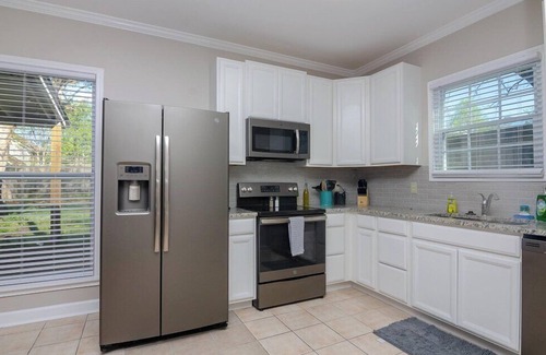 Franklin House | 421 B · Tons of space for 6, Fenced yard & fire pit