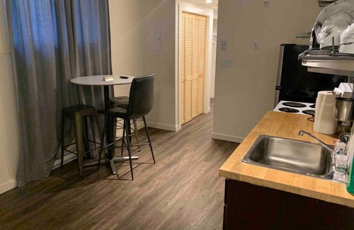 North Central Edmonton Apartment | 425 m² Apartment ∙ 1 bedroom ∙ 2 guests
