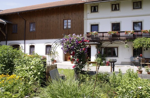Otterfing Apartment | 45 m² apartment on the south side with restored vaulted ceiling