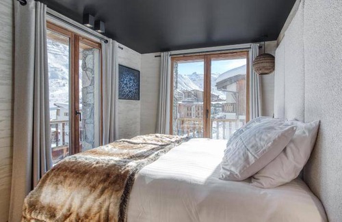 Les Almes Ski Chalet | 450 m² Chalet ∙ 8 bedrooms ∙ 19 guests