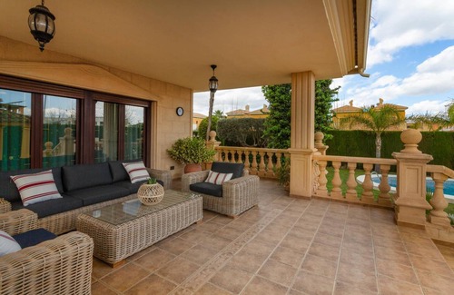 Almoradi Villa | 450 m² Villa ∙ 4 bedrooms ∙ 6 guests