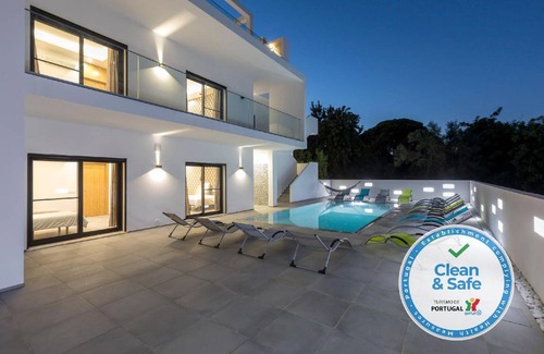 Branqueira Villa | 450 m² Villa ∙ 7 bedrooms ∙ 16 guests