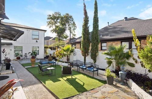 South Central Houston House | 465 m² House ∙ 15 bedrooms ∙ 46 guests