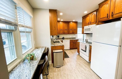 Lincoln House | 4bd 3b 8 guests | Large Backyard | BBQ Grill