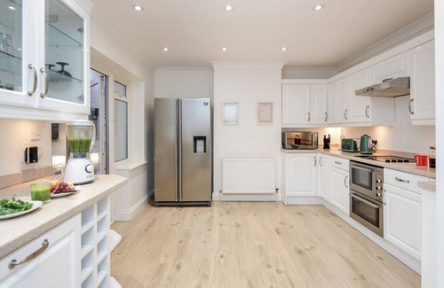 Enfield Highway House | 4BD Family and Contractor house in North London with Parking