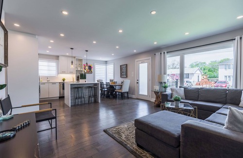 St. Catharines House | 4BDRM Sunset Niagara Home + Outdoor Patio + Lake