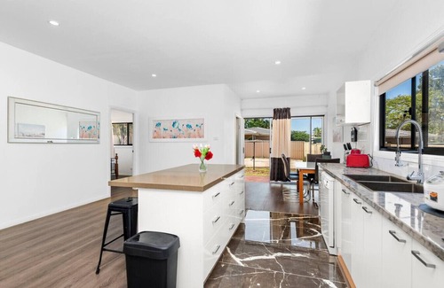 Tuggerah House | 4Bed Modern Oasis by Station