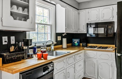 Upper St. Clair House | 4Bed Steeler w/BBQ Firepit Games SecretGarden MoodyVibe 7mile to DTown