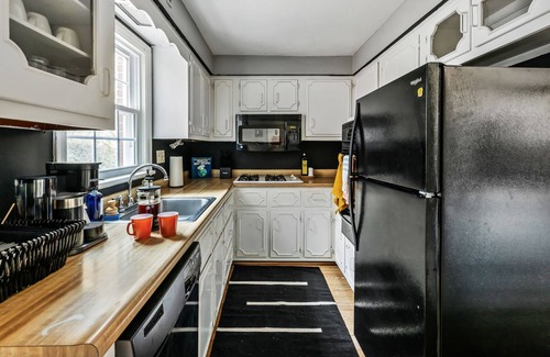 Upper St. Clair House | 4Bed Steeler w/BBQ Firepit Games SecretGarden MoodyVibe 7mile to DTown