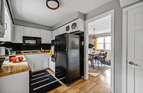 Upper St. Clair House | 4Bed Steeler w/BBQ Firepit Games SecretGarden MoodyVibe 7mile to DTown