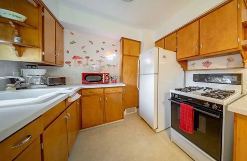 Cuyahoga Falls House | 4BedR Sleeps 12 Central Location & Pet-Friendly
