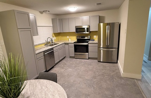 Grogan's Mill House | 4bedroom house with upstairs outdoor patio,WiFi and in peaceful Woodlands area.