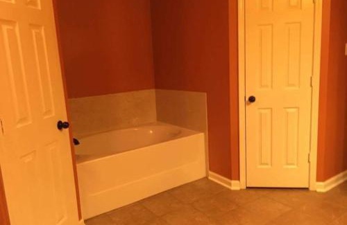 Gonzales House | 4BR 2BA Family Home On a Lake