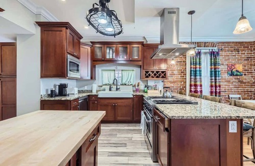 Congress Park House | 4BR Family Home w Yard, Monthly in Congress Park