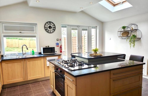 Stanley House | 4BR Free Parking Wi-Fi Wakefield, Long Stays, close to Pinderfields Hospital