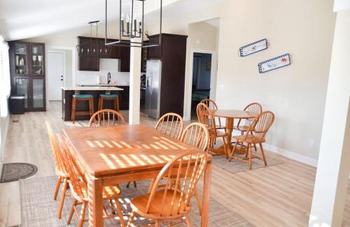Davis House | 4BR Historic Home Private Dock Fishing