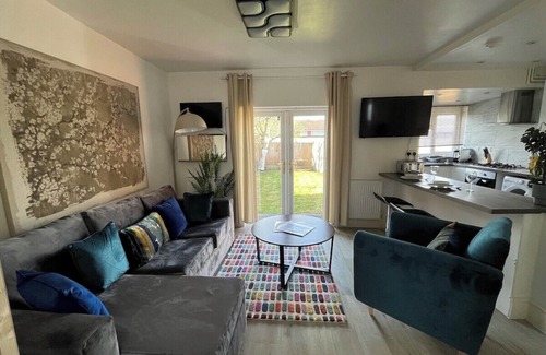 Binley House | 4BR House w/Garden & Parking