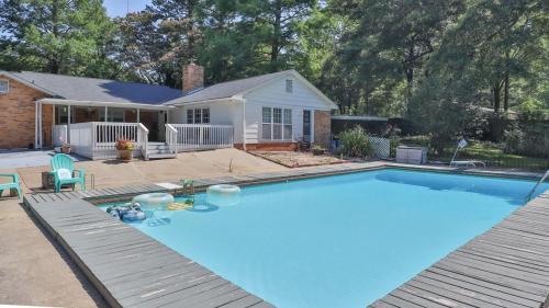 Fortson House | 4BR Private Retreat Pool BBQ Family-Friendly