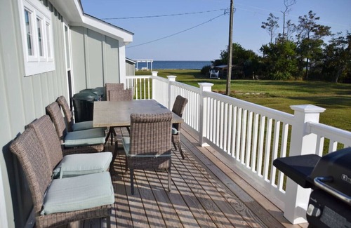 Davis House | 4BR Soundfront cottage |Private Dock|Fishing|