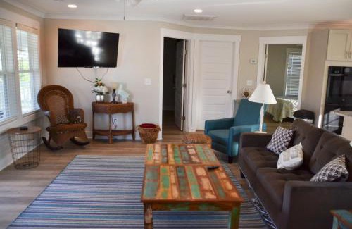 Davis House | 4BR Soundfront cottage Private Dock Fishing