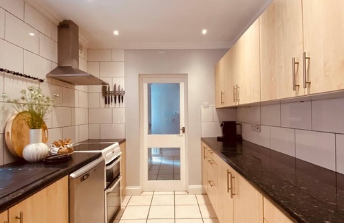 Ormeau House | 4BR Spacious Home- 5 Mins to City - Parking